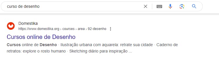 A imagem é uma captura de tela de um resultado de pesquisa no Google. A barra de pesquisa mostrando a consulta "curso de desenho". O principal resultado de pesquisa é um link para a página "Cursos online de Desenho" no site Domestika. O link é acompanhado de um breve resumo que lista vários cursos, como ilustração urbana com aquarela, caderno de retratos, e sketching diário para inspiração. 