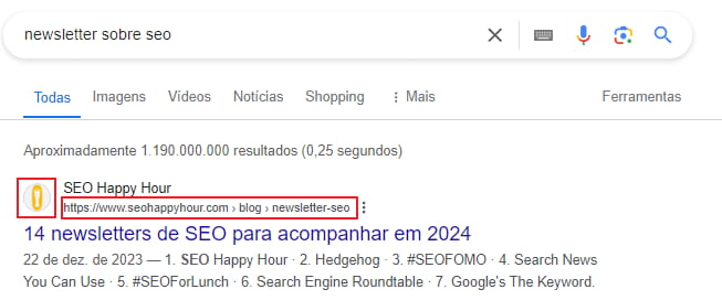 Pesquisa do Google sobre newsletter sobre SEO, com destaque para o resultado de pesquisa da SEO Happy Hour, com artigo sobre newsletters de SEO para se inscrever. O resultado de pesquisa mostra descrição do resultado, ícone, breadcrumbs, nome do site e favicon. Há um destaque em vermelho para os breadcrumbs, que mostram o caminho de navegação no site, e o favicon, que é um ícone amarelo da SEO Happy Hour.