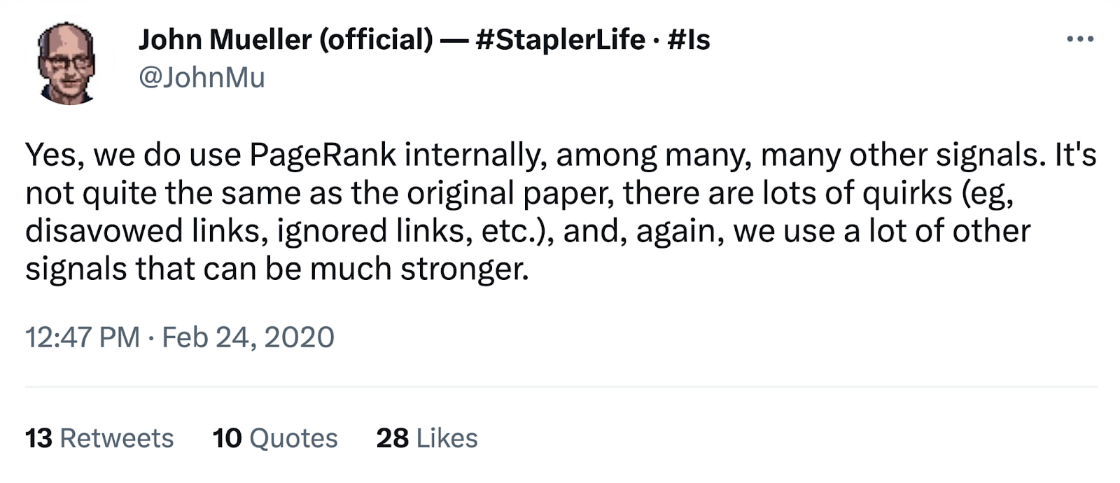 Captura de tela com tweet de John Mueller, onde se lê (em tradução nossa): Sim, nós usamos o PageRank internamente, junto de muitos, muitos outros sinais. Não é o mesmo que o paper original, tem muitas mudanças (por exemplo, links rejeitados e ignorados, etc) e, novamente, usamos outros sinais que podem ser muito mais fortes.